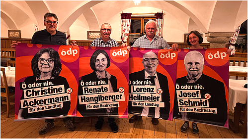 Die Vorstandschaft hält Plakate der ÖDP Kandidaten für die Landtags- und Bezirkstagswahl hoch, darunter Christine Ackermann, Renate Hanglberger, Lorenz Heilmeier und Josef Schmid