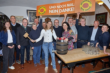 Und nochmal Nein danke! Das Archivbild entstand bei der Jubiläumsfeiereier „25 Jahre Streichung des AKW-Standortes Pleinting im vergangenen Jahr. Die stellvertretende niederbayerische ÖDP-Vorsitzende Johanna Seitz zapfte dabei im Alten Bräuhaus in Passau ein Fass Freibier für alle Gäste an (von links): MU Dr. Antonia Ostermaier, Dr. Rudolf Ostermaier, Urban Mangold, Maria Schöfberger, Sigi Wachler, Norbert Wahleder als Gast, Johanna Seitz, Paul Kastner, Ronja Zöls-Biber, Michael Schöffberger, Josef Glotz-Faßbender, Franz Prügl, Oliver Robl und Kreistagsfraktionschefin Agnes Becker. Foto: Josef Lang.