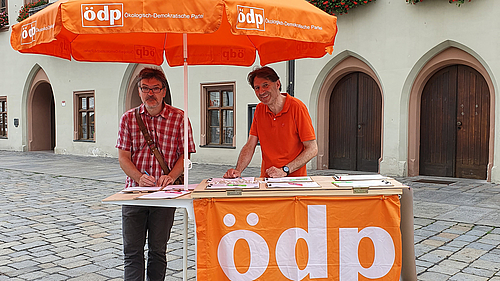 Kreisvorsitzender Helmbrecht und Wolfgang Gratz am Infostand