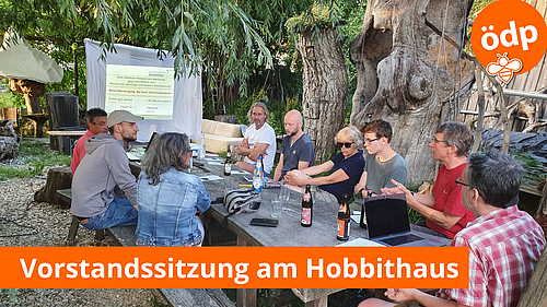 Diskussion am Hobbithaus